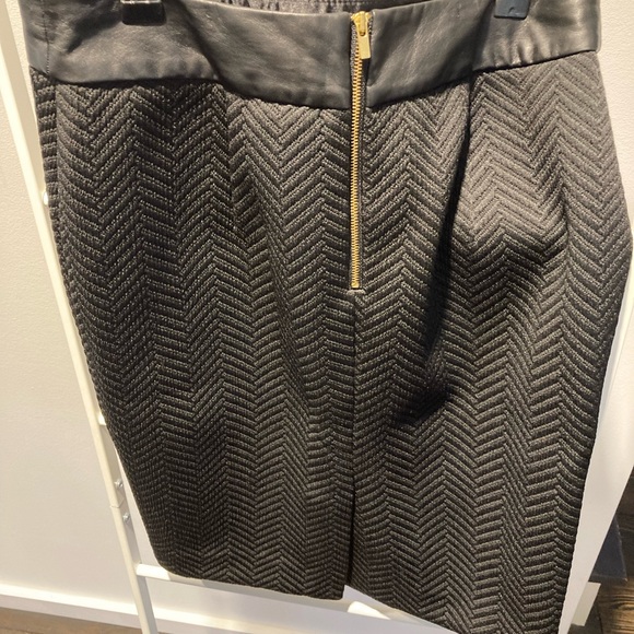 Banana Republic Black Knee-length skirt with leather waist - Picture 3 of 3
